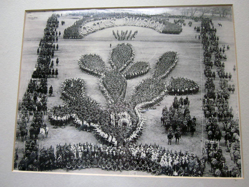 Illustration for article titled The Bizarre Phenomenon of Mass Photography